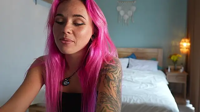 Snapshot of Sarah_Pink chatting on November 9, 12:31 am Sarah Pink online show from November 9, 12:31 am