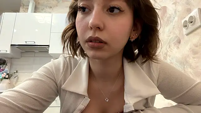 Eliza Perucves online show from February 2, 1:21 pm