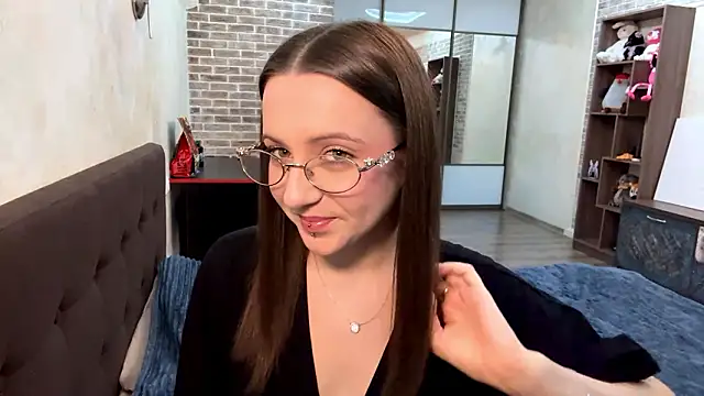 LioraVanta online show from February 1, 3:10 pm