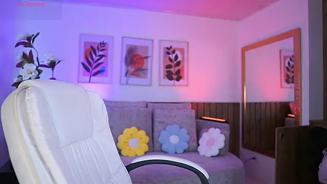 IvyGrabes online show from June 13, 7:01 pm