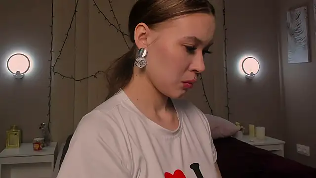 Snapshot of MemoriRae chatting on March 13, 9:16 am MemoriRae online show from March 13, 9:16 am