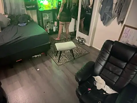 Alicethickpeach online show from June 25, 10:31 am