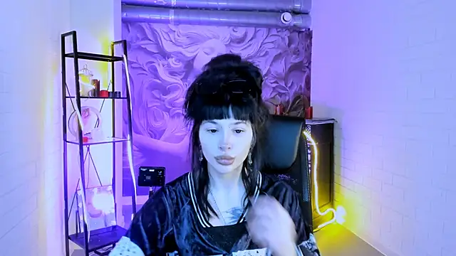 HollyDennis online show from February 7, 1:37 pm