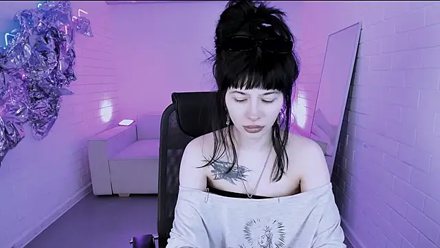 HollyDennis online show from February 9, 1:15 pm