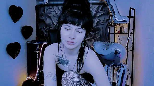 HollyDennis online show from February 15, 9:41 am