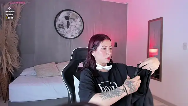 Snapshot of charlottee27_ chatting on February 25, 2:21 am charlottee27 online show from February 25, 2:21 am