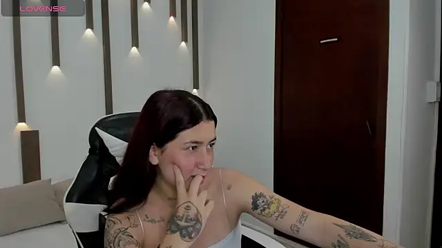 Snapshot of charlottee27_ chatting on April 9, 2:11 am charlottee27 online show from April 9, 2:11 am