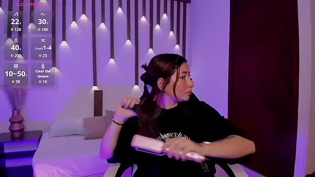 Snapshot of charlottee27_ chatting on April 11, 2:16 am charlottee27 online show from April 11, 2:16 am