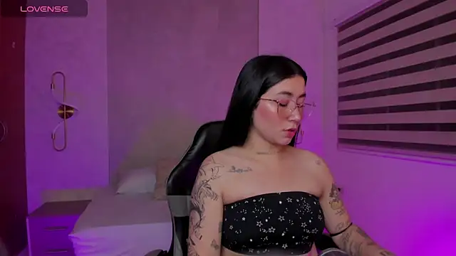 charlottee27  online show from May 14, 2:07 am