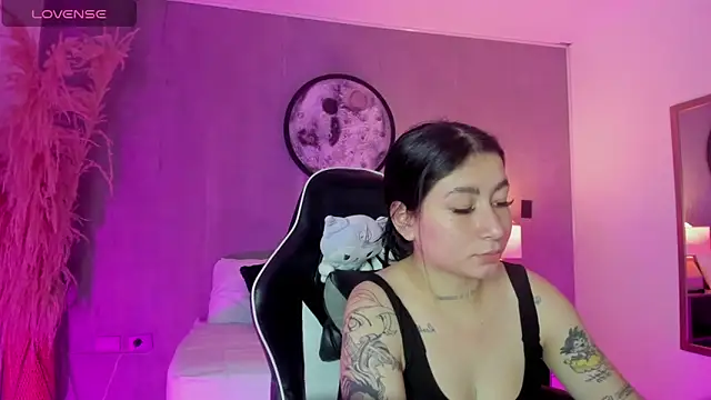 charlottee27  online show from May 27, 1:57 am