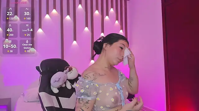 charlottee27  online show from May 28, 1:58 am