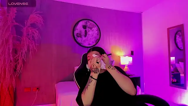charlottee27  online show from May 29, 1:58 am
