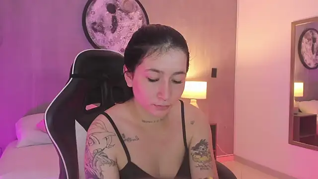 charlottee27  online show from June 10, 2:01 am