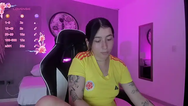 charlottee27  online show from June 18, 1:39 am