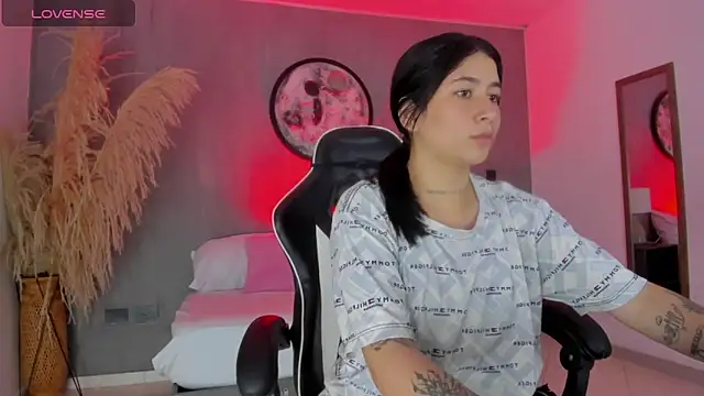 charlottee27  online show from June 19, 1:54 am