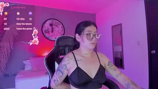 charlottee27  online show from June 25, 2:11 am