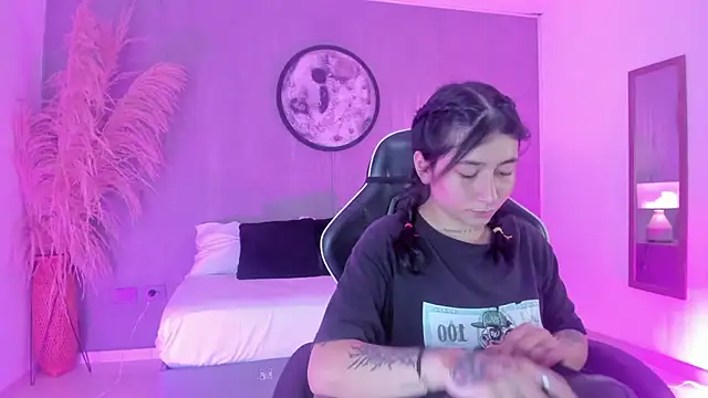 charlottee27  online show from July 17, 1:56 am