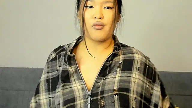 luna yum online show from February 9, 6:12 pm