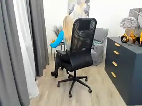 Snapshot of CharlotteKerti chatting on March 27, 1:00 pm CharlotteKerti online show from March 27, 1:00 pm