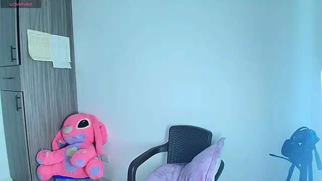 Snapshot of alys_love chatting on April 23, 1:24 pm alys love online show from April 23, 1:24 pm