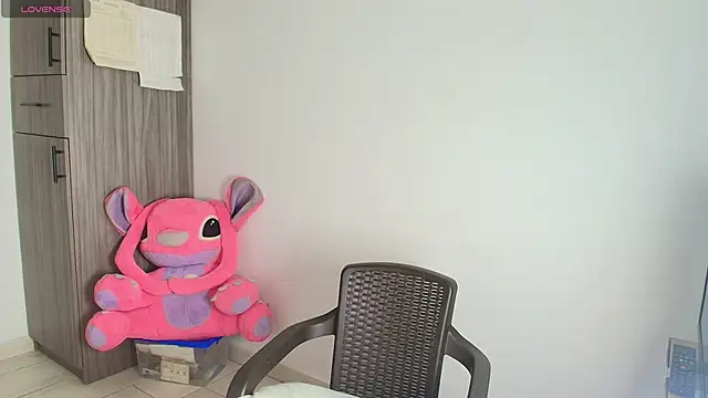 Snapshot of alys_love chatting on June 4, 3:29 pm alys love online show from June 4, 3:29 pm