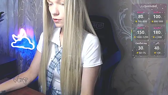 Snapshot of Shiny_Victoria chatting on July 18, 8:29 am Shiny Victoria online show from July 18, 8:29 am