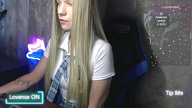 Snapshot of Shiny_Victoria chatting on July 25, 7:39 am Shiny Victoria online show from July 25, 7:39 am