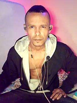 Snapshot of DeivisDeejay chatting on April 4, 10:24 am DeivisDeejay online show from April 4, 10:24 am