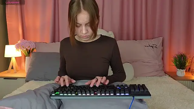 Snapshot of AliceYummy chatting on February 18, 7:54 pm AliceYummy online show from February 18, 7:54 pm