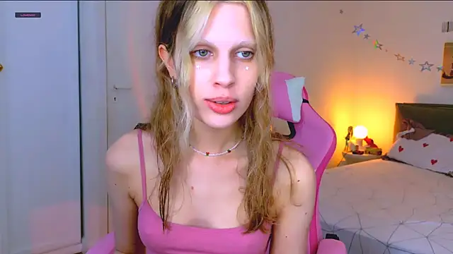 Snapshot of Maxine_gold chatting on June 20, 8:17 am Maxine gold online show from June 20, 8:17 am