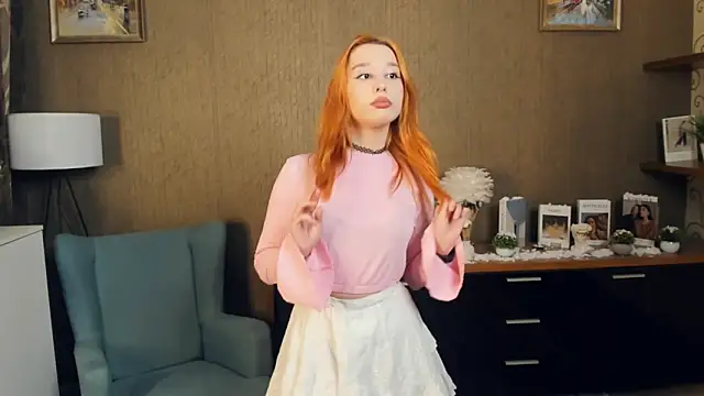 NelleCaram online show from February 8, 8:45 pm