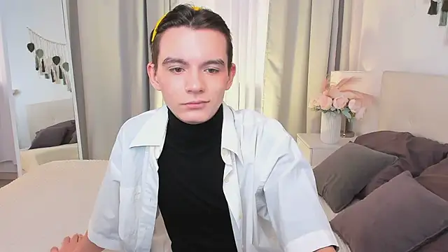 Snapshot of Ian_Harrickton chatting on March 16, 5:35 am Ian Harrickton online show from March 16, 5:35 am