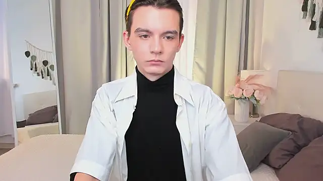 Snapshot of Ian_Harrickton chatting on March 16, 5:44 am Ian Harrickton online show from March 16, 5:44 am