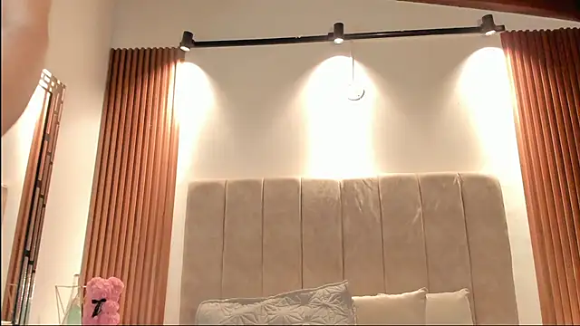 Snapshot of _Laura_saenz1 chatting on July 28, 2:13 pm Laura saenz1 online show from July 28, 2:13 pm