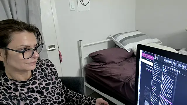 JUCY APPLE online show from February 26, 6:51 pm