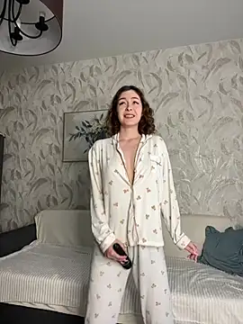 LynaFrost online show from June 7, 5:44 am