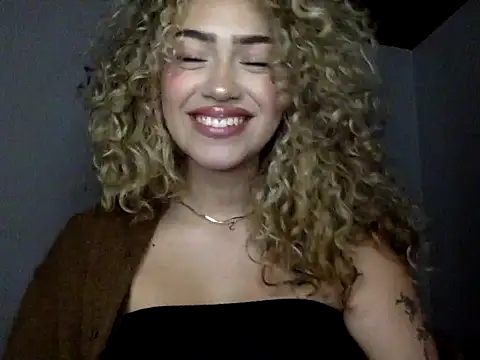 Snapshot of Maddy_Beluci chatting on March 5, 5:03 am Maddy Beluci online show from March 5, 5:03 am