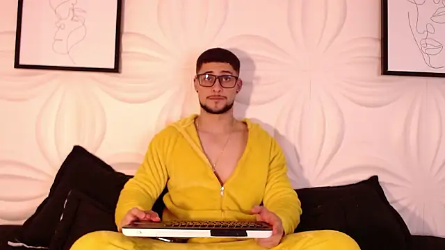 valenssio moretti online show from March 13, 3:57 am