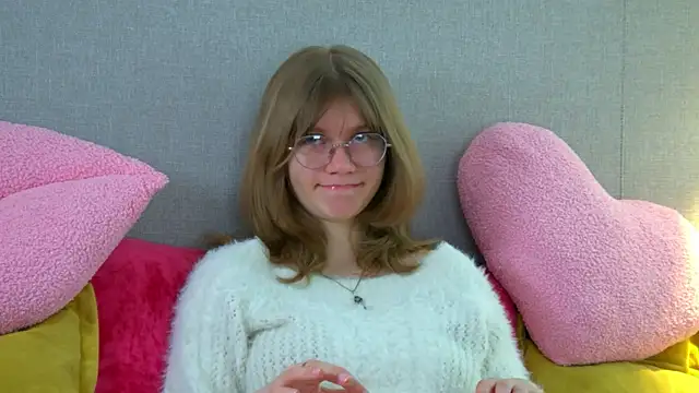 Snapshot of MilaMaelis chatting on March 7, 6:21 am MilaMaelis online show from March 7, 6:21 am