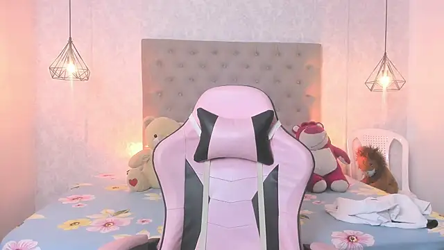 Valeryn Hoot online show from February 8, 9:51 pm