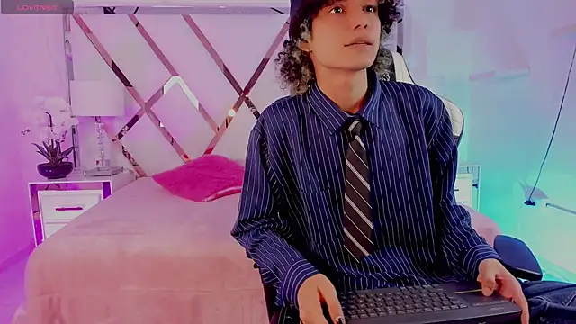 Snapshot of thanier_18 chatting on June 12, 8:30 pm thanier 18 online show from June 12, 8:30 pm