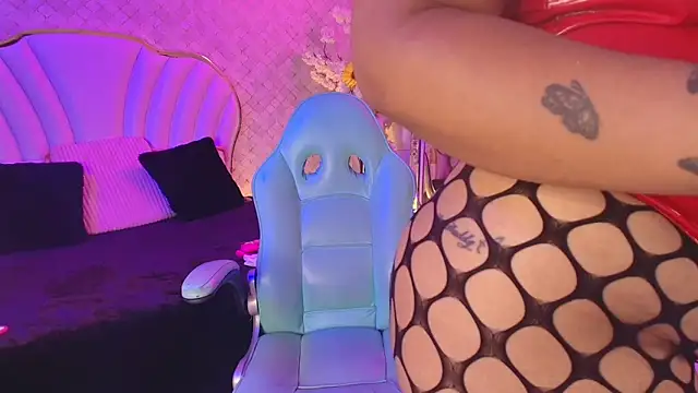 YazminJenner online show from June 18, 5:19 am