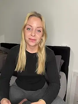 Snapshot of emily-becker22 chatting on February 18, 7:32 pm emily-becker22 online show from February 18, 7:32 pm