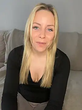 Snapshot of emily-becker22 chatting on February 24, 10:35 am emily-becker22 online show from February 24, 10:35 am