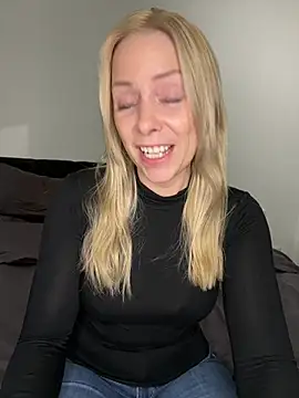 Snapshot of emily-becker22 chatting on March 6, 7:10 pm emily-becker22 online show from March 6, 7:10 pm