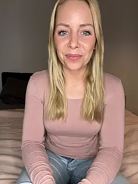 Snapshot of emily-becker22 chatting on March 19, 5:28 pm emily-becker22 online show from March 19, 5:28 pm