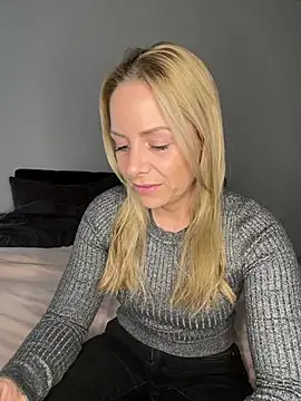 Snapshot of emily-becker22 chatting on April 7, 3:45 pm emily-becker22 online show from April 7, 3:45 pm