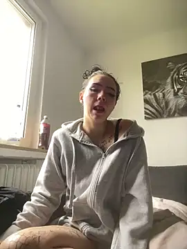 zoeelovee online show from March 13, 9:27 am