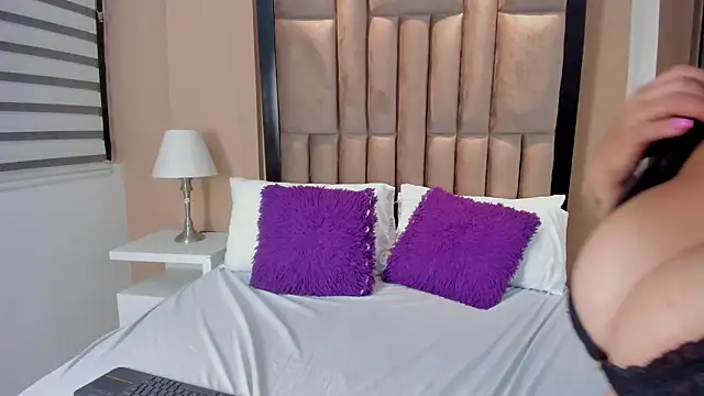 Zoe Weet online show from February 9, 8:02 pm