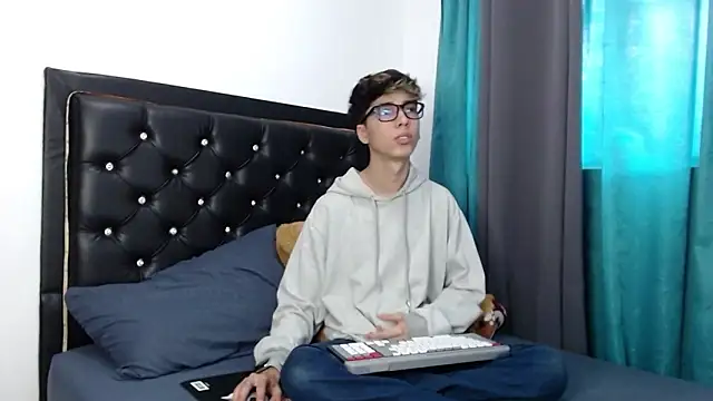 Snapshot of gabriel_x18 chatting on March 19, 9:30 pm gabriel x18 online show from March 19, 9:30 pm